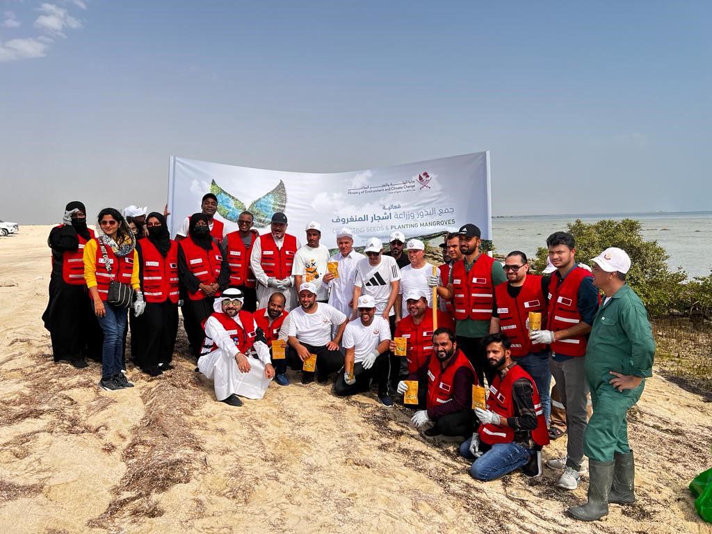 متطوعون من الهلال الأحمر القطري وعدد من المسؤولين والمختصين بإدارة تنمية الحياة الفطرية